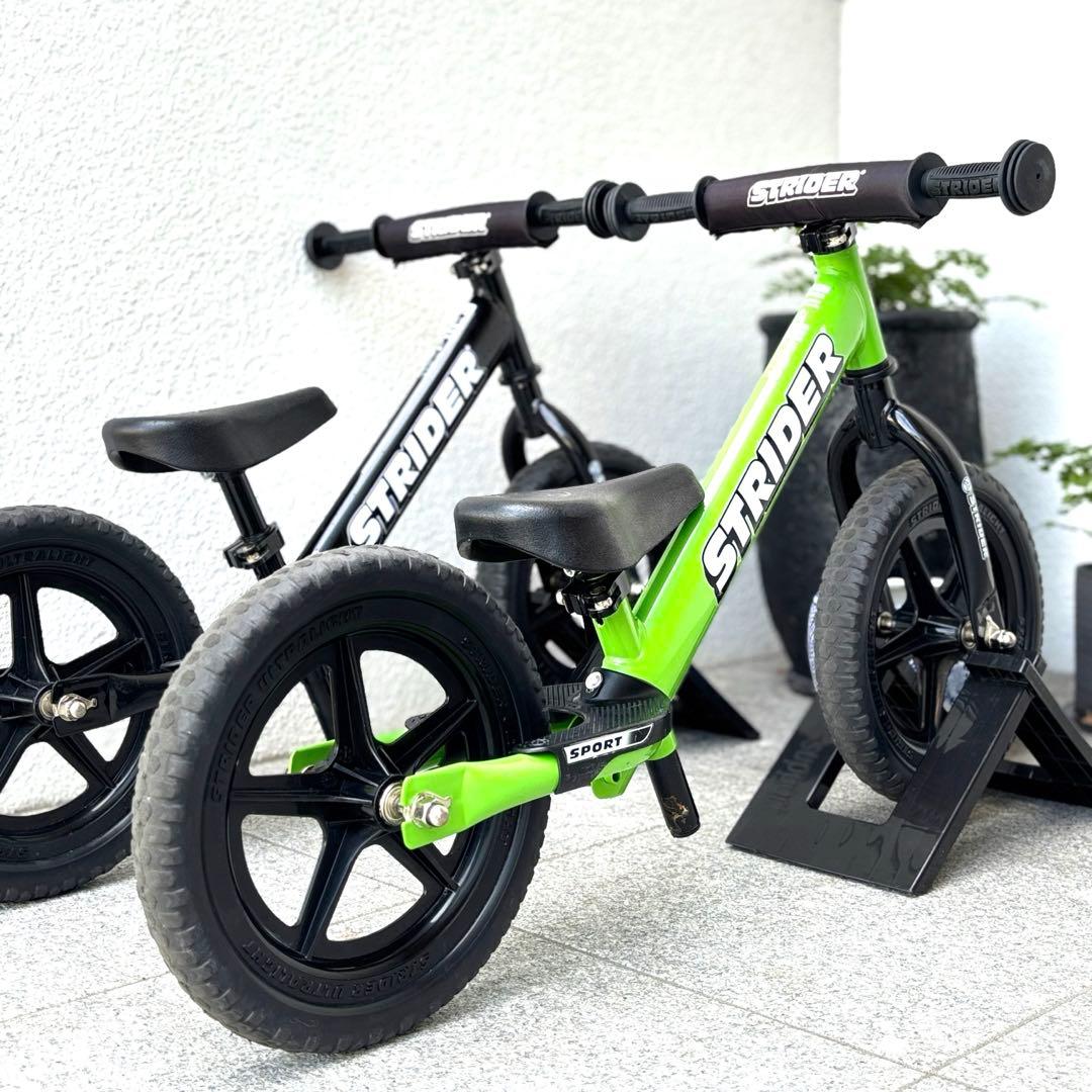 ♦︎2台セット販売♦︎ ストライダー12スポーツ グリーンとブラック ♦︎車輪立て付き