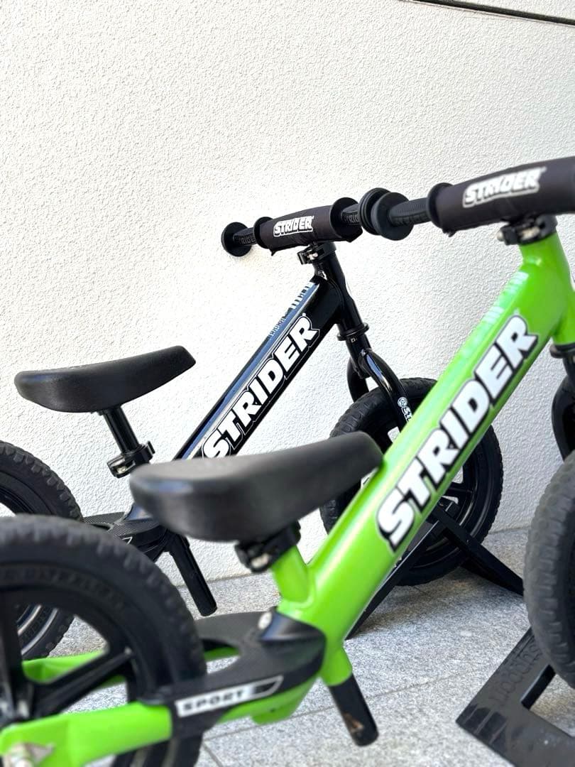 ♦︎2台セット販売♦︎ ストライダー12スポーツ グリーンとブラック ♦︎車輪立て付き
