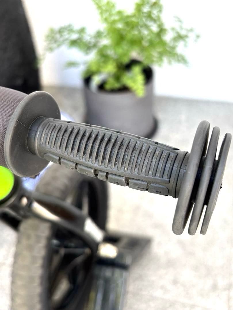 ♦︎2台セット販売♦︎ ストライダー12スポーツ グリーンとブラック ♦︎車輪立て付き
