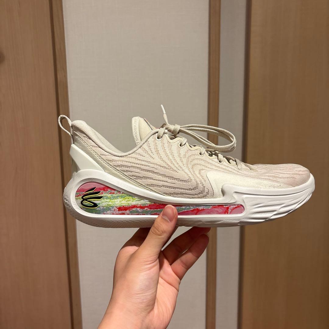 エアクッション付きベージュバスケットシューズ