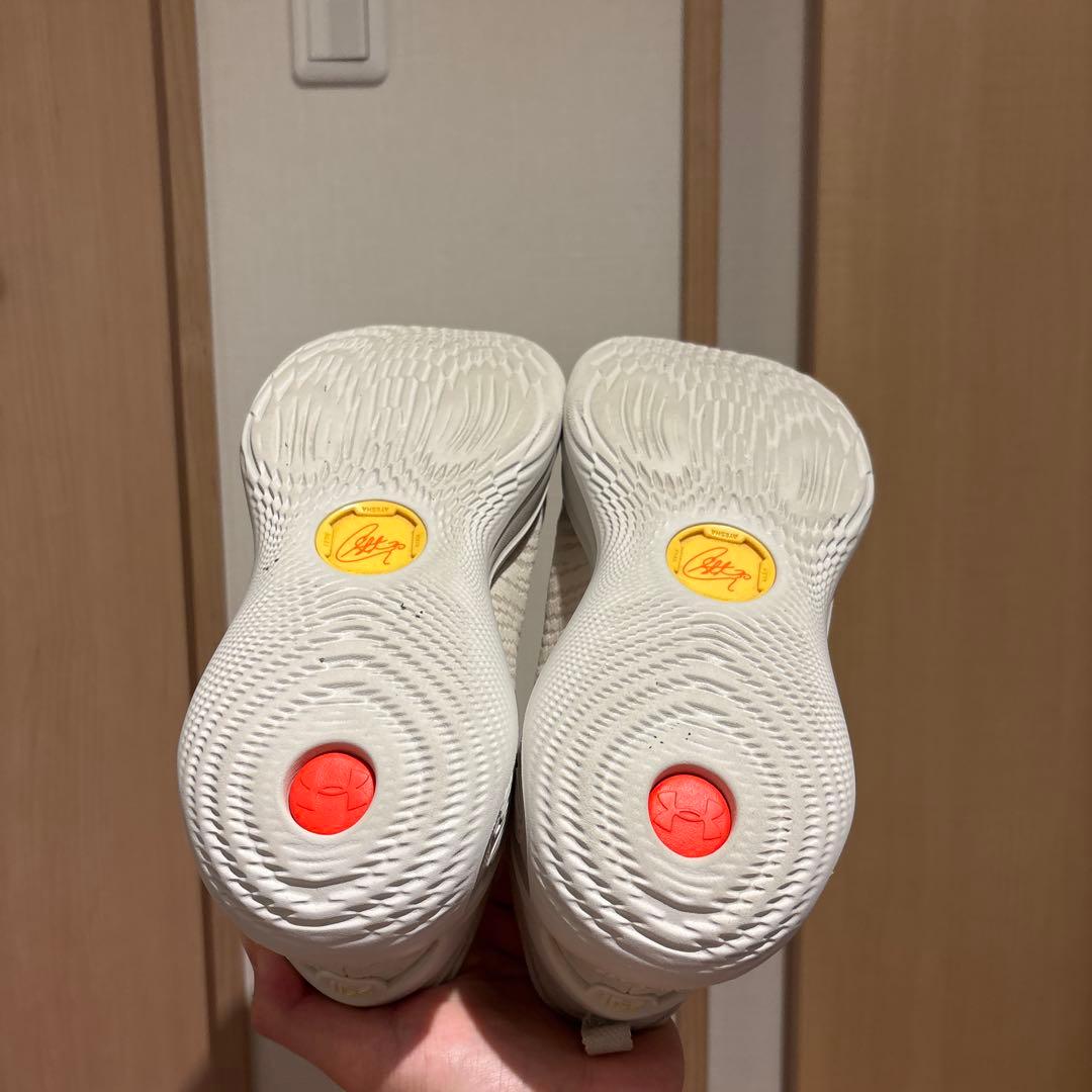 エアクッション付きベージュバスケットシューズ