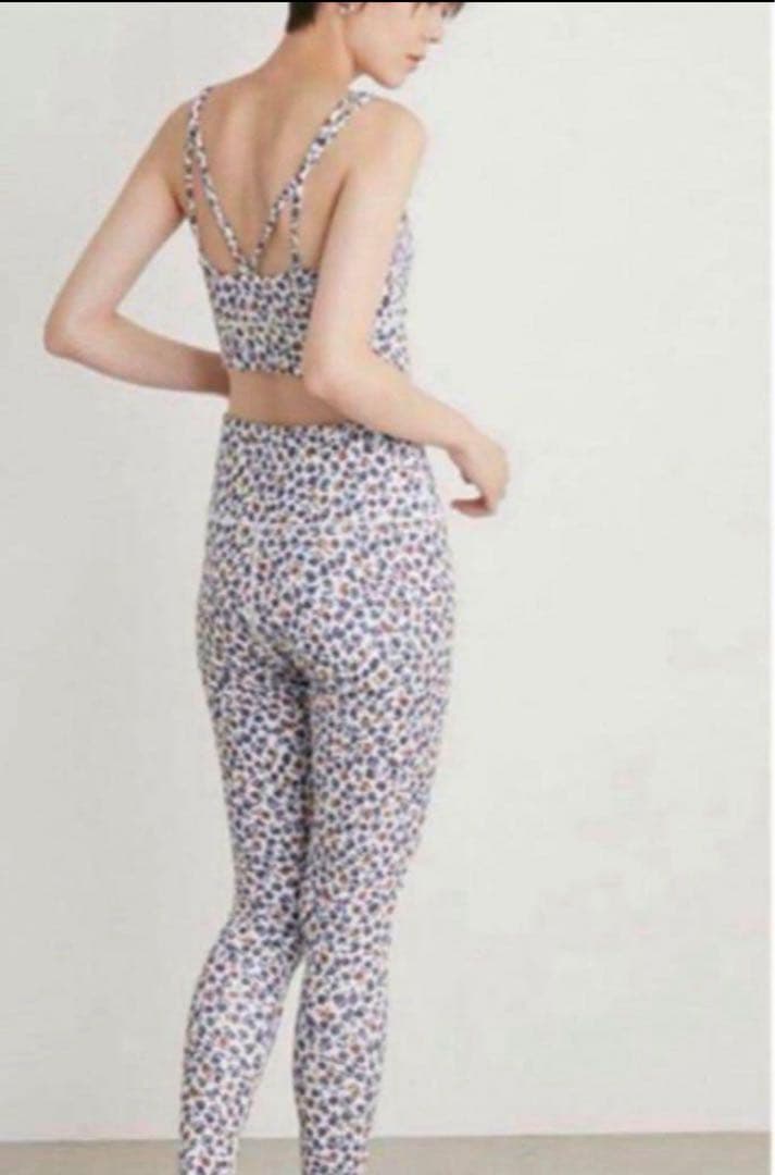 極美　emmi yoga エミヨガ　ヨガウェア　大人上品フラワー　S