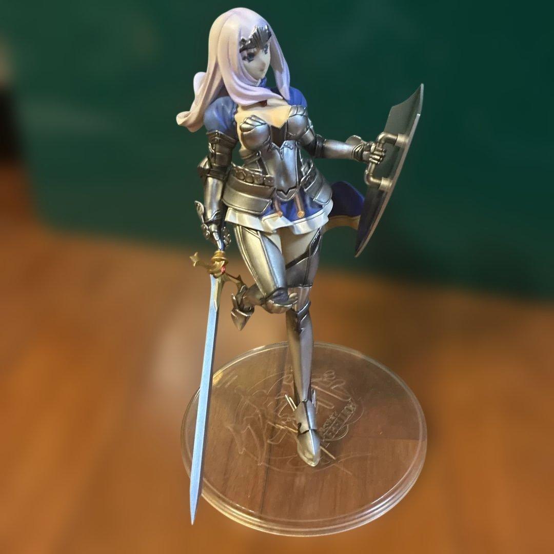 叛乱の騎士姫アンネロッテ　フィギュア 剣と盾のキャラクター