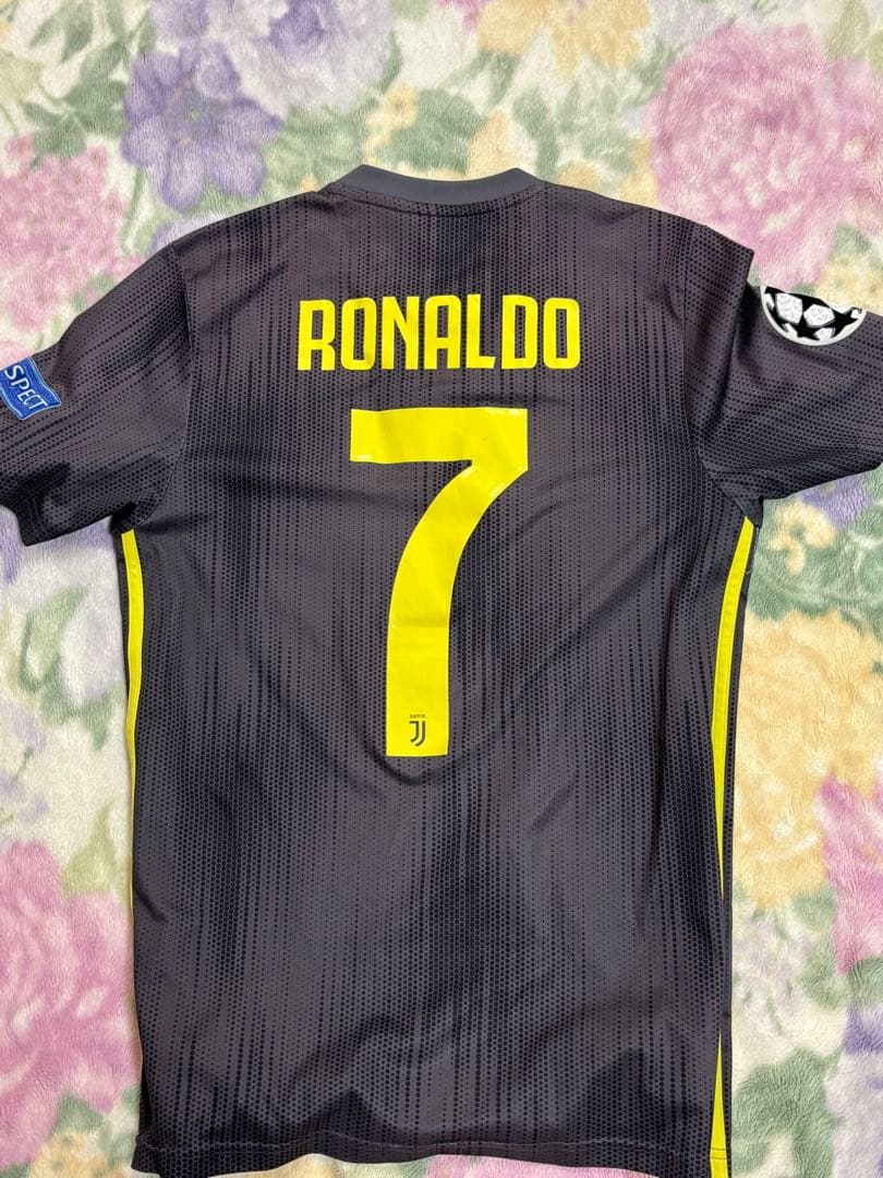 ユベントス CR7 シャツ 黒・黄色
