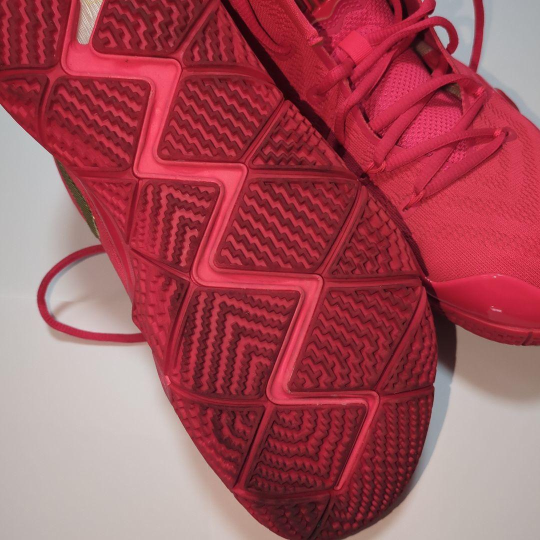 Nike Kyrie 4 “Red Carpet” スニーカー