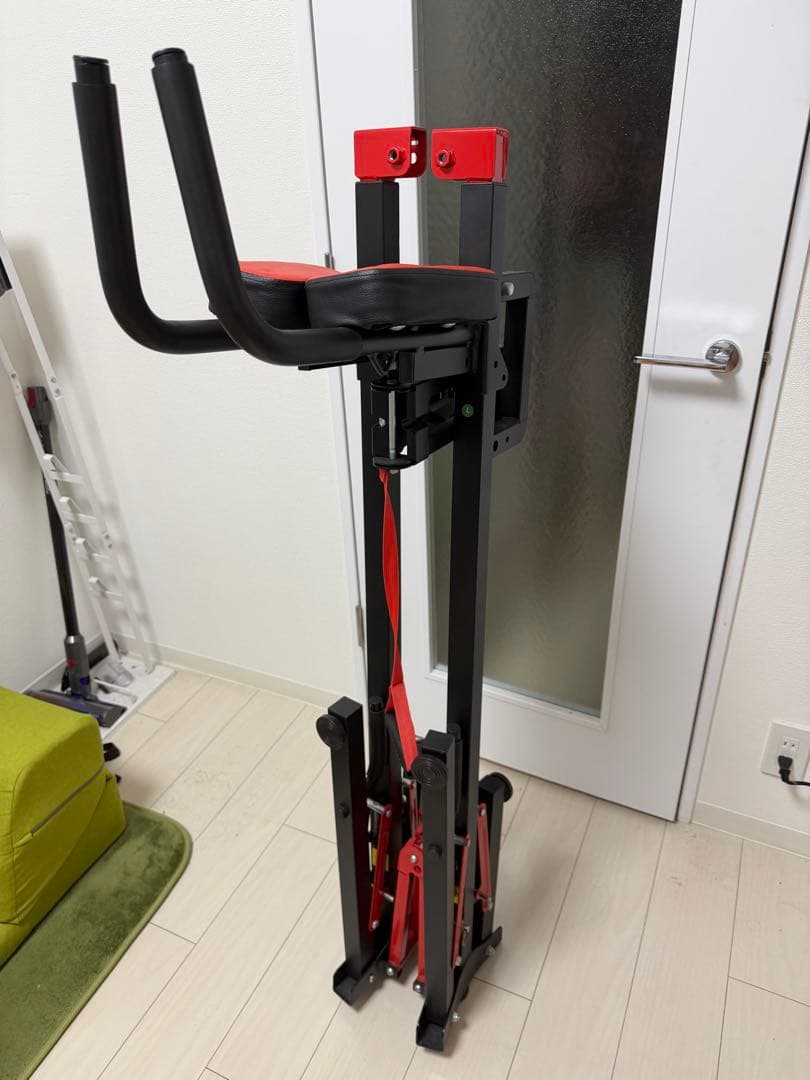 懸垂マシン:折りたたみ式 ぶら下がり健康器 黒と赤