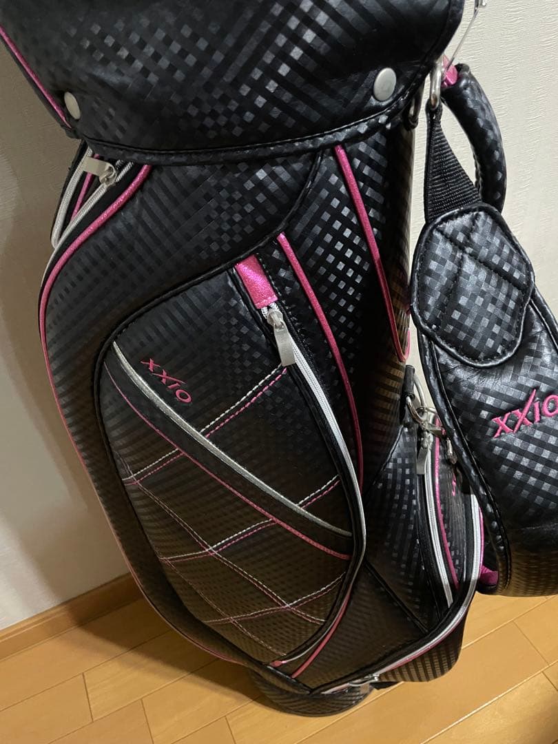 ほぼ未使用XXIO ゴルフバッグ・キャディバッグレディース 黒ピンク