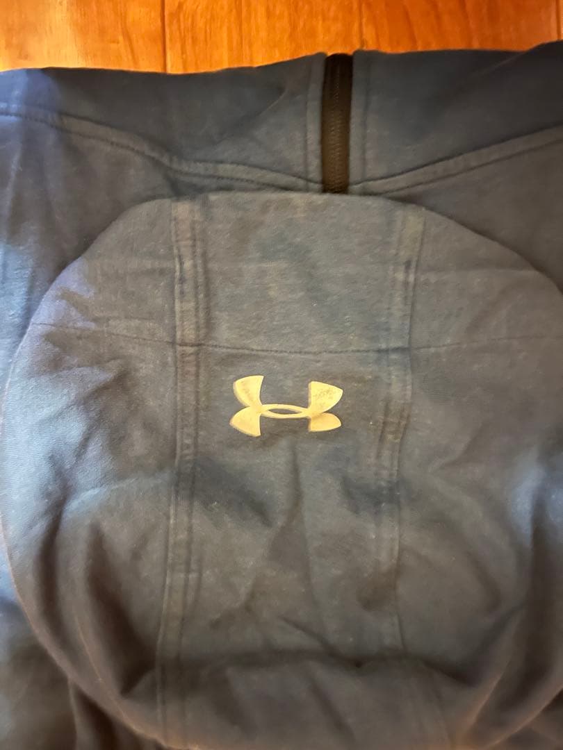 Under Armour フード付きウィンドブレーカー ネイビー