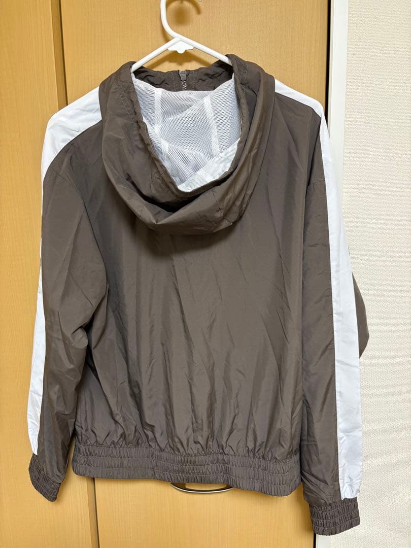 NIKE WSNSWエッセンシャルUVウーブンフーディJK