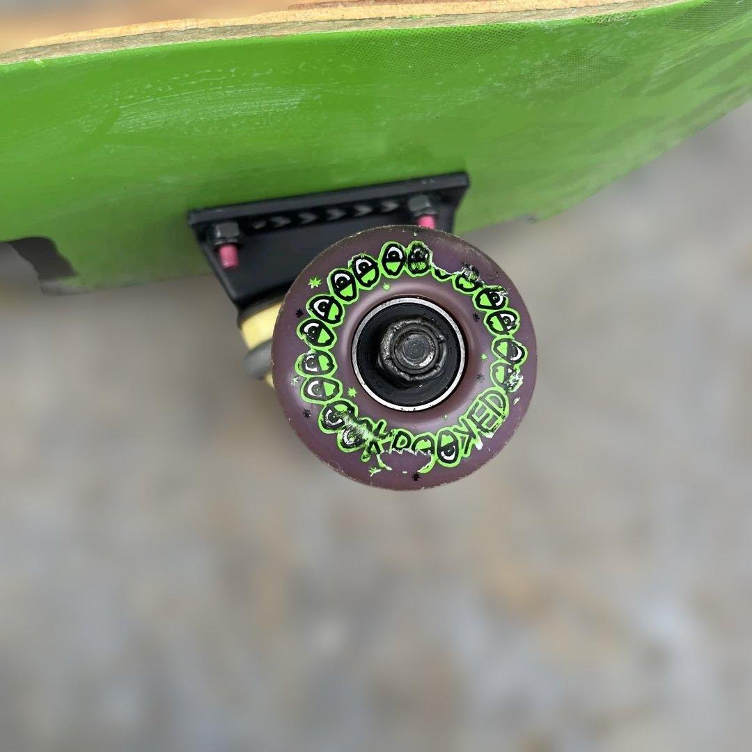 KROOKED 2020.H グリーンスケートボード 7.5インチ