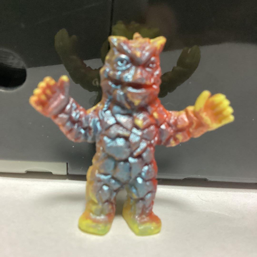怪獣消しゴム　ケロニア　黄色　ピンク　ポピー