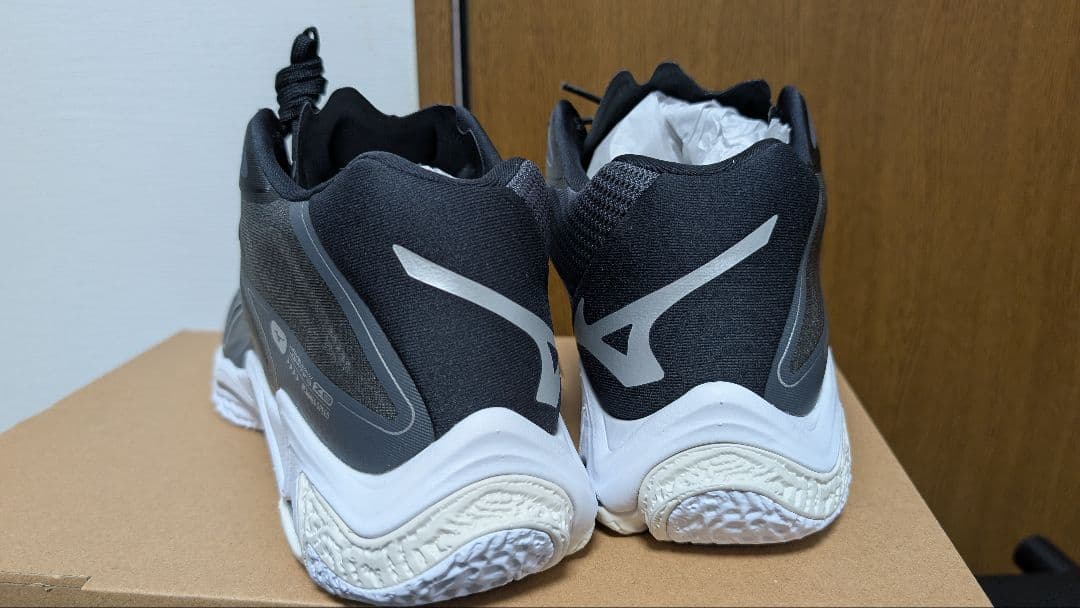 Mizuno Wave Lightning Z8 mid バレーボールシューズ