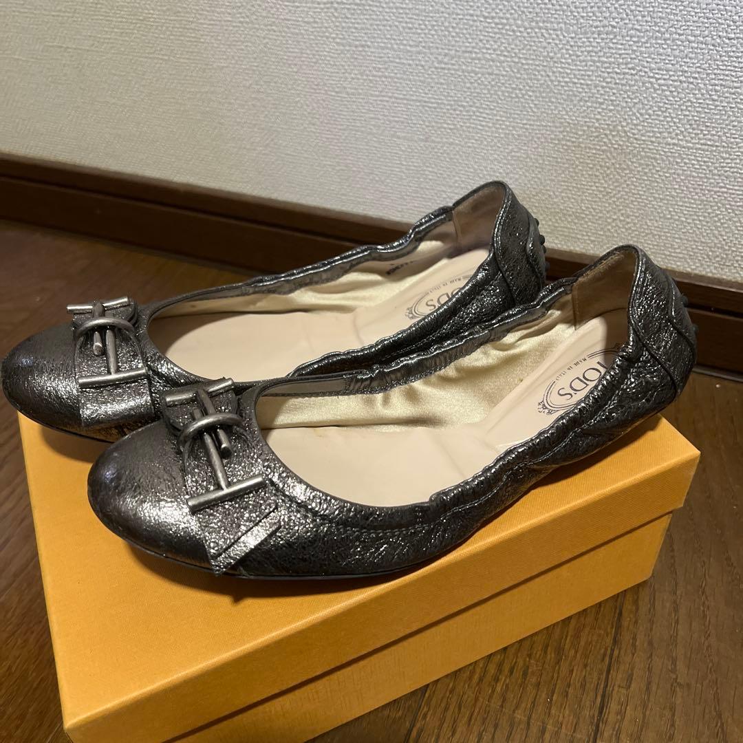 TOD'S メタリックグレー バレエシューズ