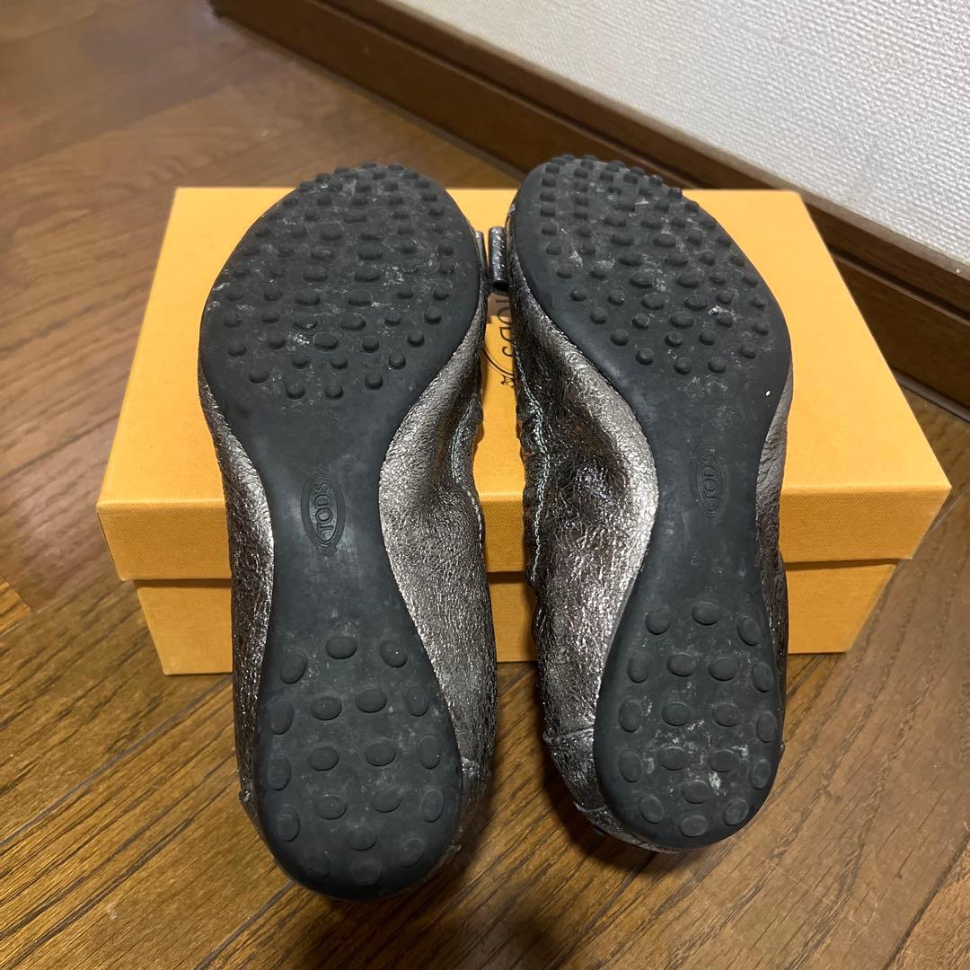 TOD'S メタリックグレー バレエシューズ