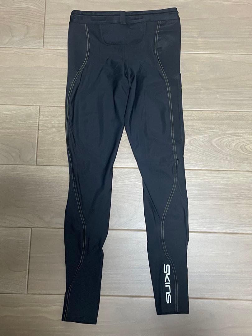 SKINS ロングタイツ　Mサイズ