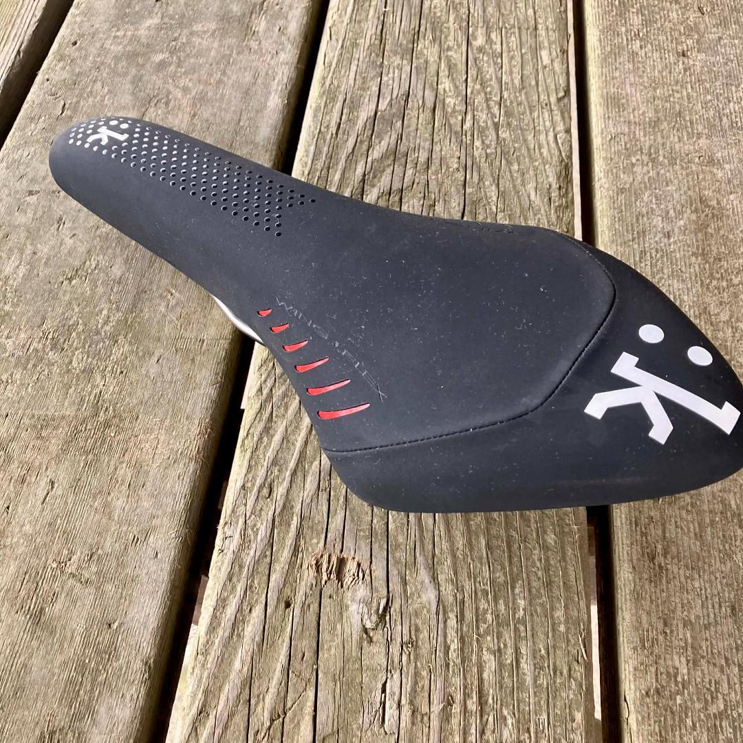 fi'zi:k ARIONE K3 サドル 新品
