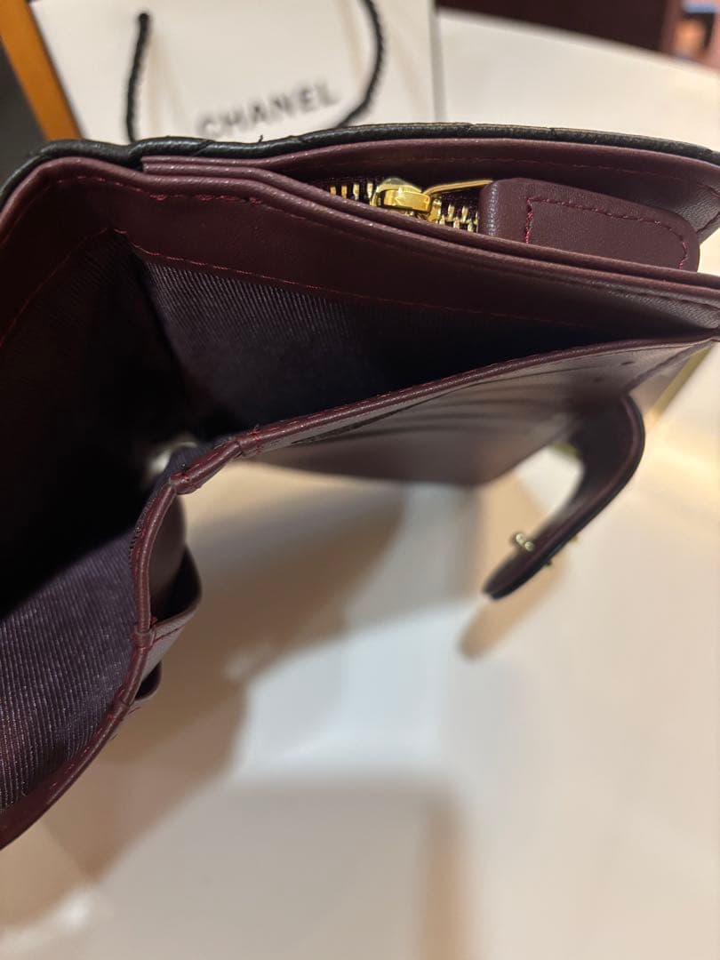 大人気【新品・未使用】二つ折り財布 ブラック レザーおまけ付き