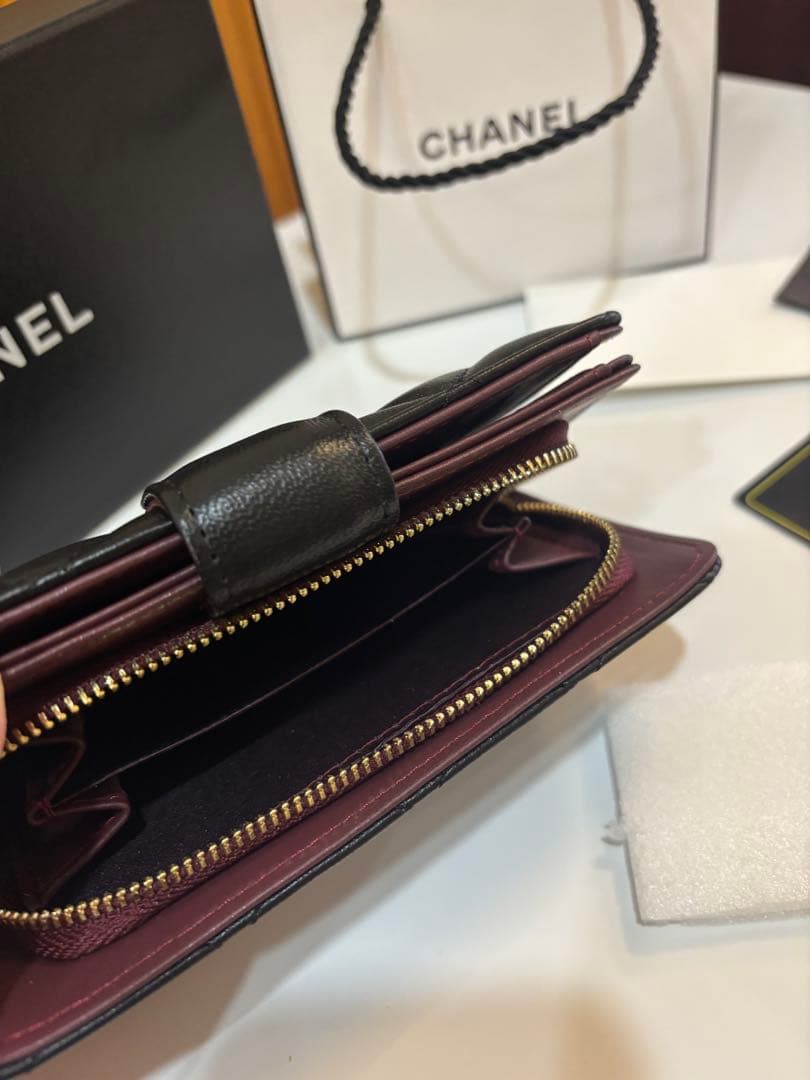 大人気【新品・未使用】二つ折り財布 ブラック レザーおまけ付き