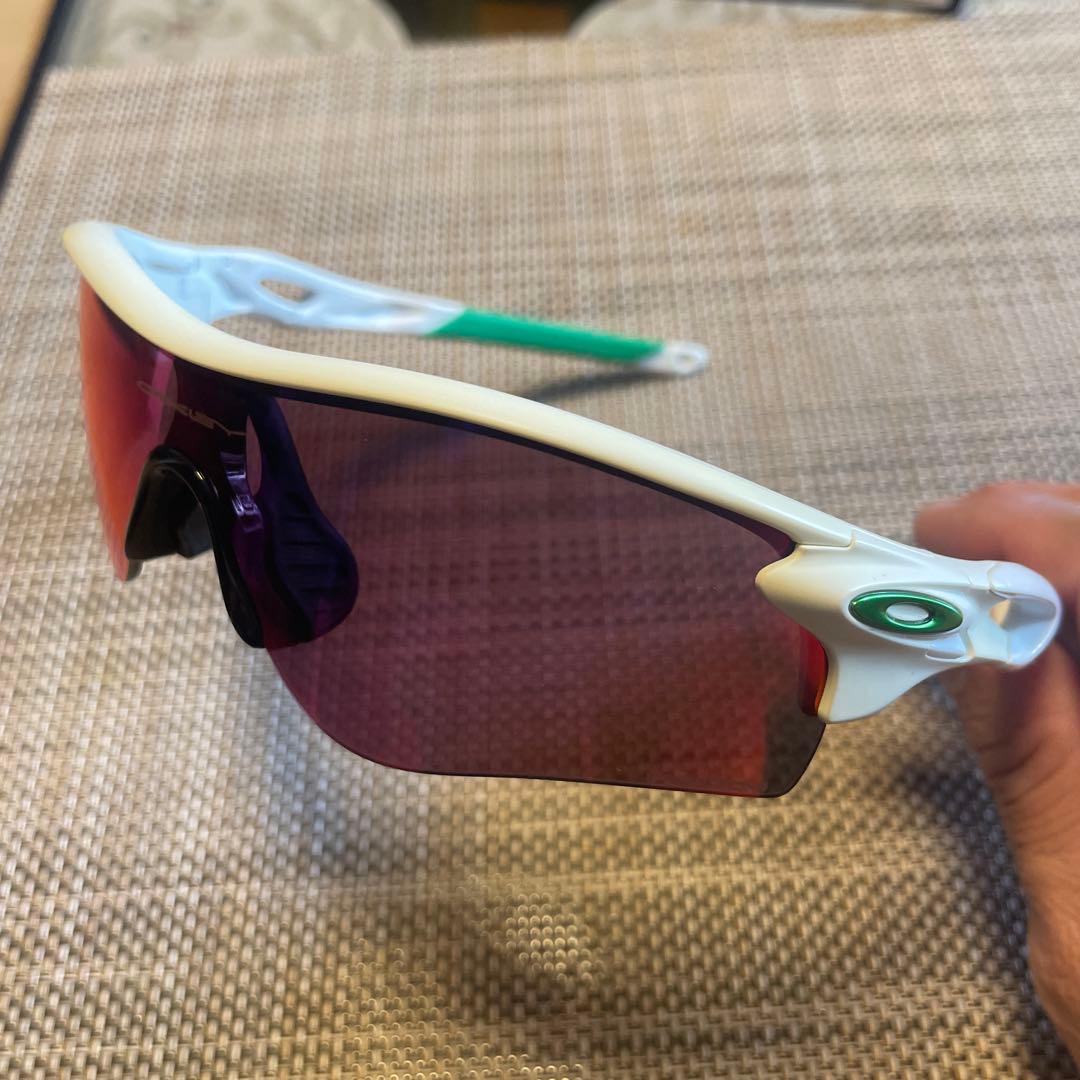 Oakley スポーツサングラス ホワイト/パープル/グリーン（ケース付き）