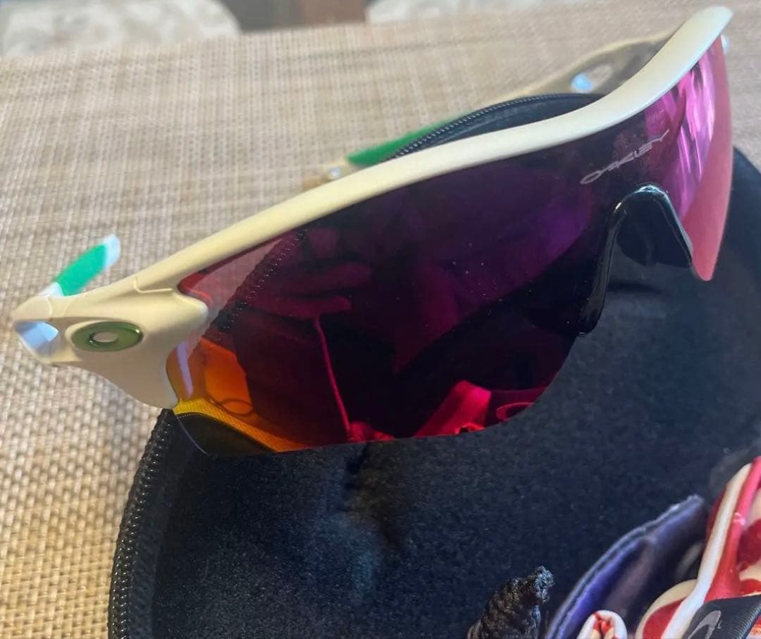 Oakley スポーツサングラス ホワイト/パープル/グリーン（ケース付き）