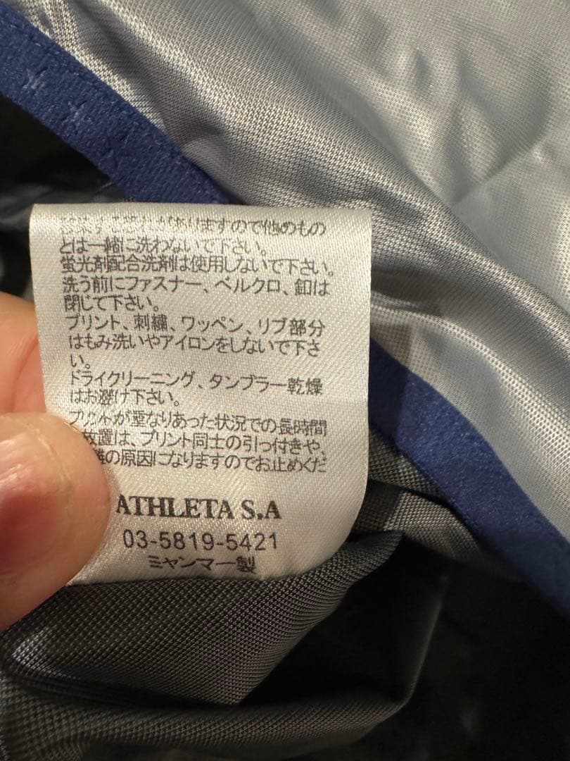 新品ATHLETA キッズ150㌢ピステ上下 セットアップシルバー/ネイビー