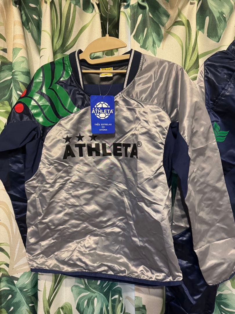 新品ATHLETA キッズ150㌢ピステ上下 セットアップシルバー/ネイビー