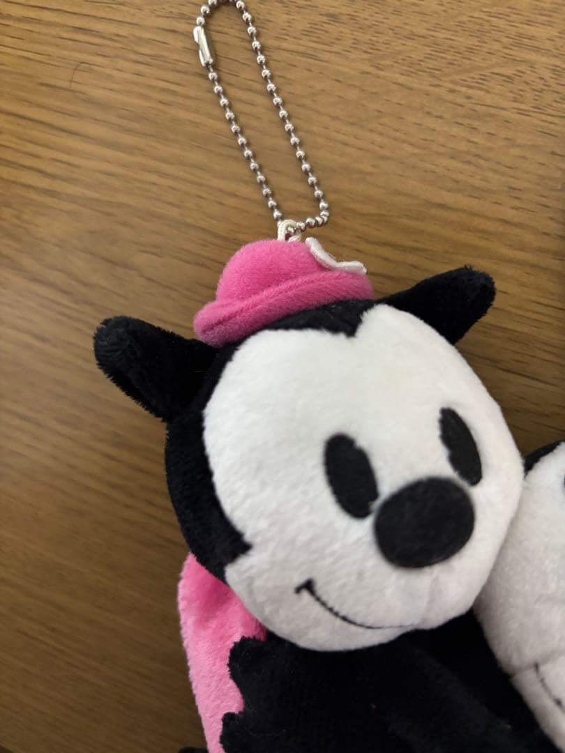 ディズニーストア　ぬいぐるみバッジ　オズワルド　オルテンシア