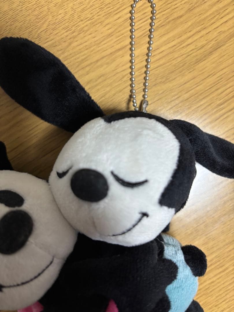ディズニーストア　ぬいぐるみバッジ　オズワルド　オルテンシア