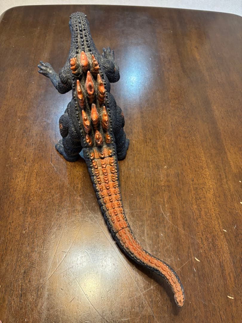 ゴジラフィギュア 黒・オレンジ