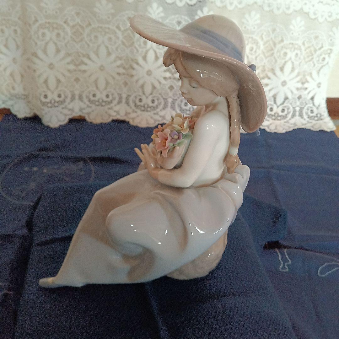 少女の花束陶器置物