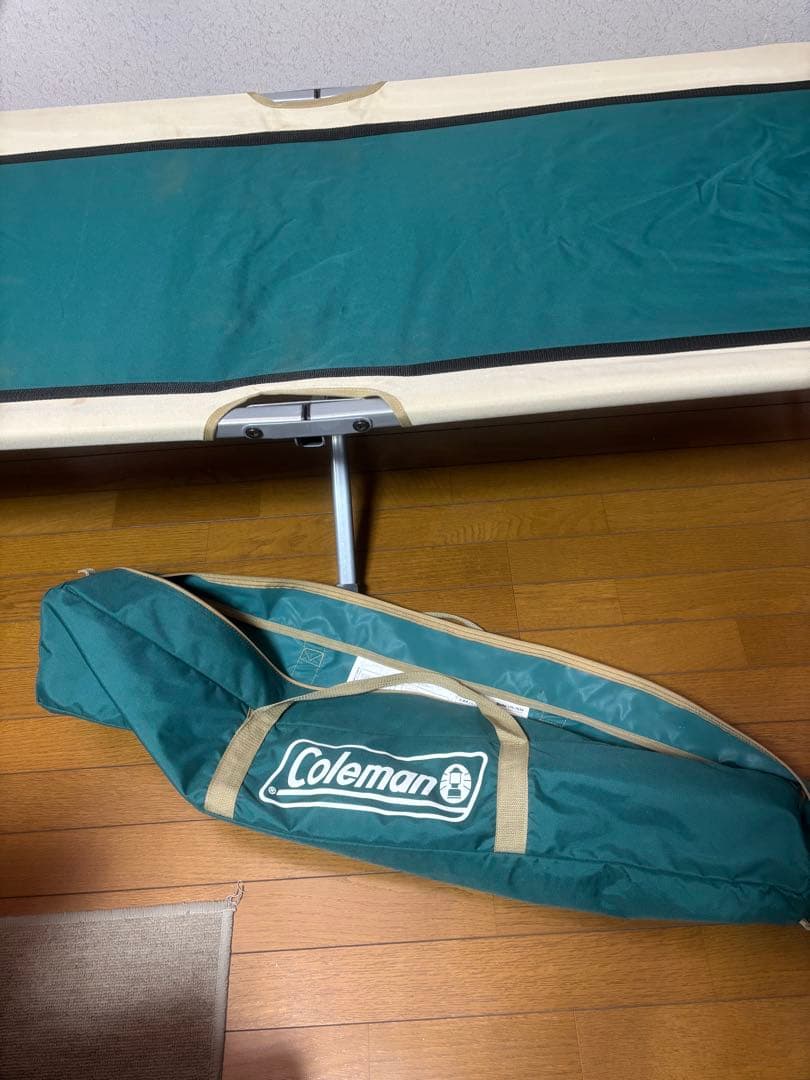 Coleman 折りたたみコット 緑/ベージュ収納袋付き、長椅子にも