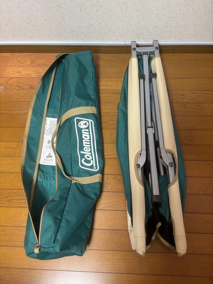 Coleman 折りたたみコット 緑/ベージュ収納袋付き、長椅子にも