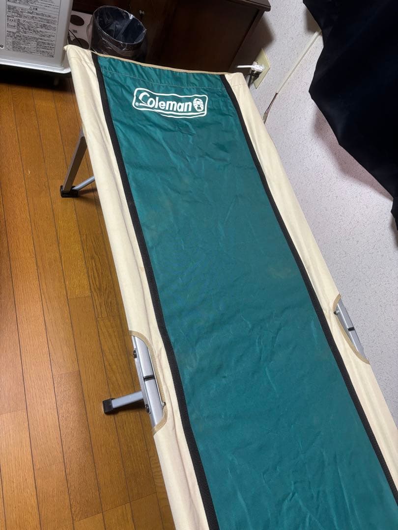 Coleman 折りたたみコット 緑/ベージュ収納袋付き、長椅子にも