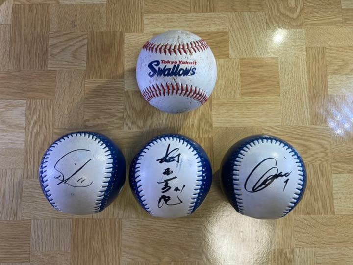 サイン入りボール3個とオマケ1個