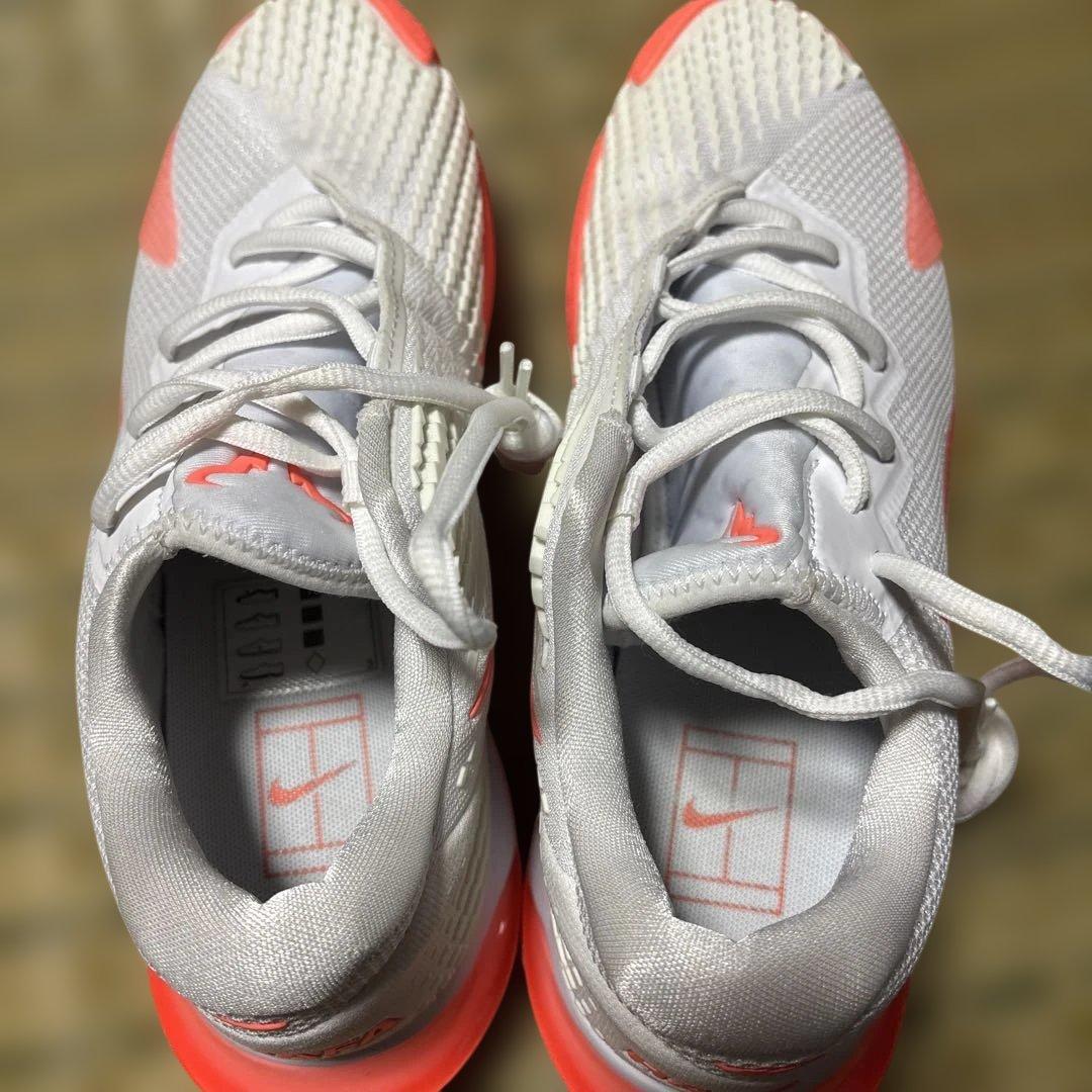 【ナダル】Nike テニスシューズ ホワイト/オレンジ　25cm