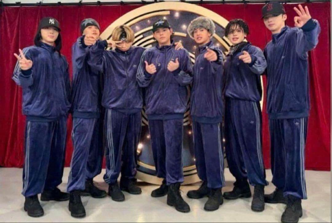 adidasベロア SSTアディカラー トラックパンツ　グリーン緑トレフォイル