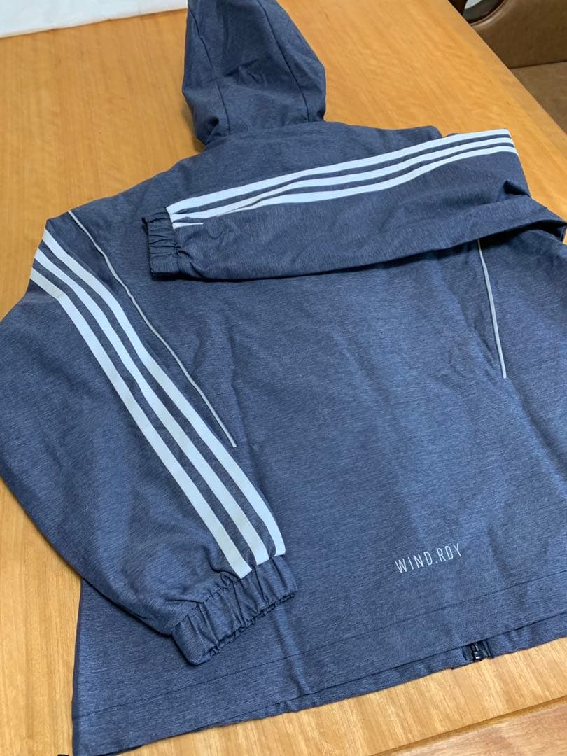 新品未使用　adidas レディース ウインドジャケットフード付き　ネイビー