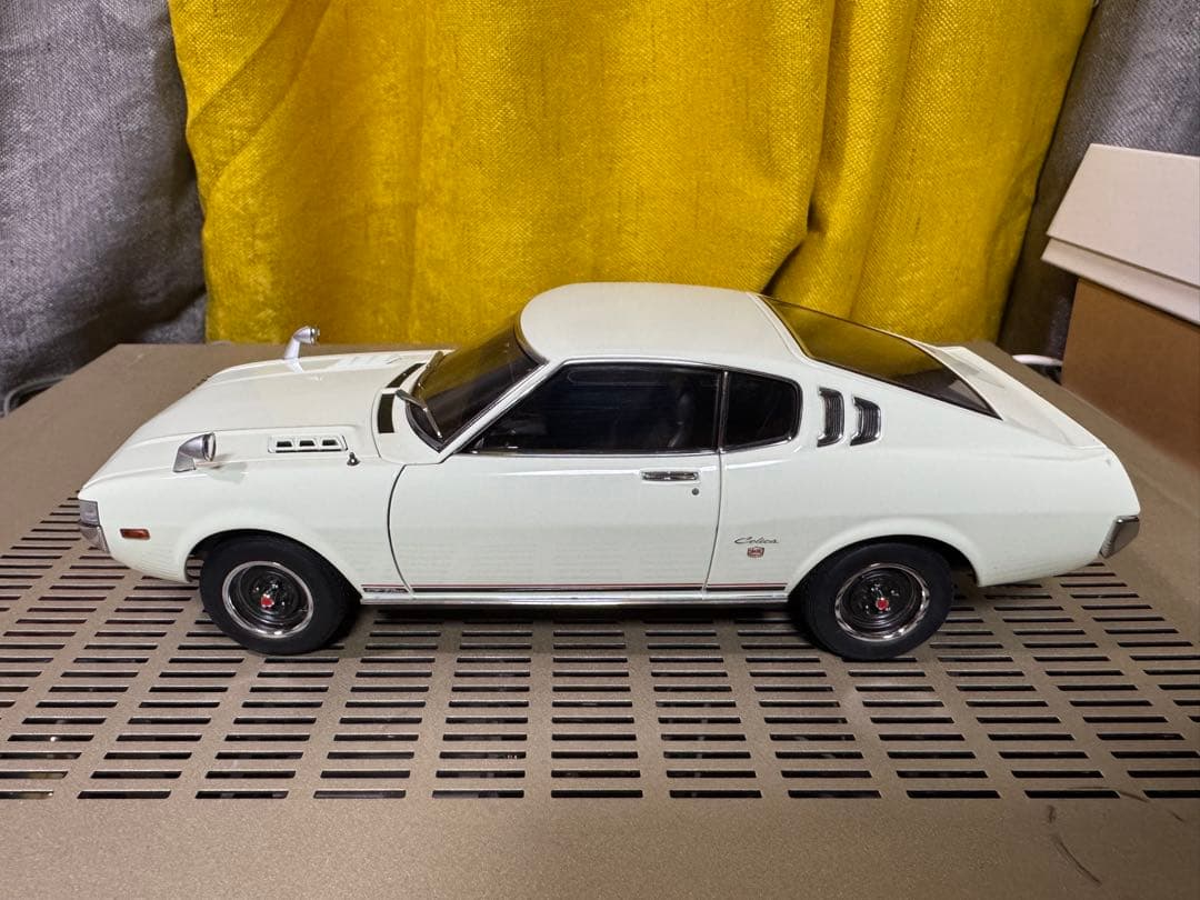 オートアート社製　CELICA 2000GT ミニカー ホワイト　1/18