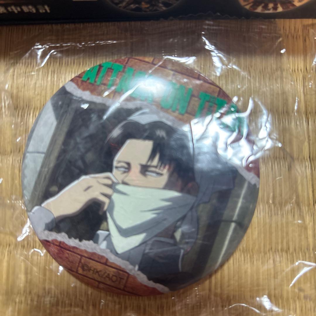 進撃の巨人 缶バッジと懐中時計セット