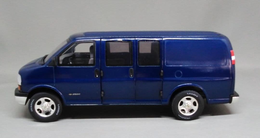 Chevrolet Express 1/25スケール ミニカー
