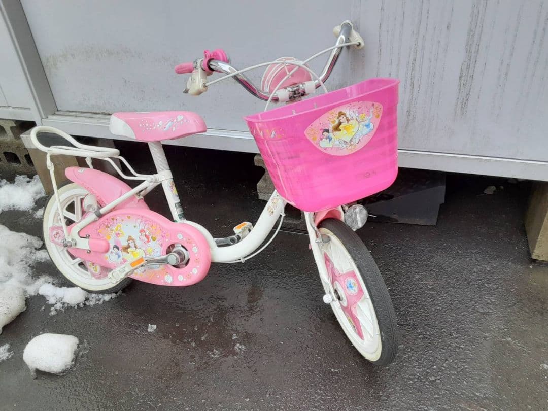 ピンクの幼児用自転車 キャラクター付き