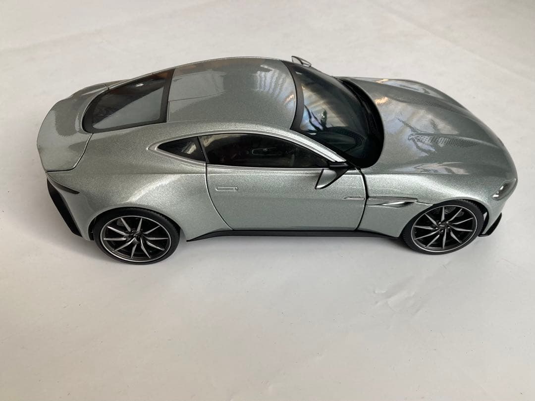 「りん」「007 スペクター」のボンドカー ホットウィール 1/18