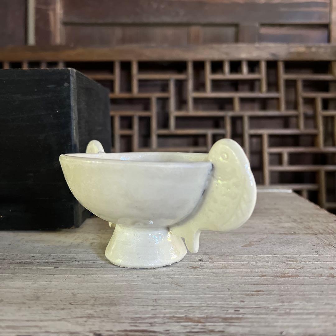 実家整理　古い白磁の茶碗　魚