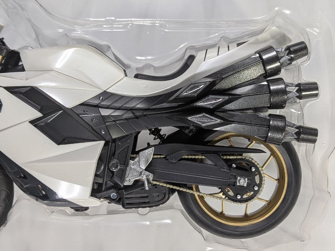 S.H.figuarts 大量発生型相変異バッタオーグ&バッタオーグ用サイクロン