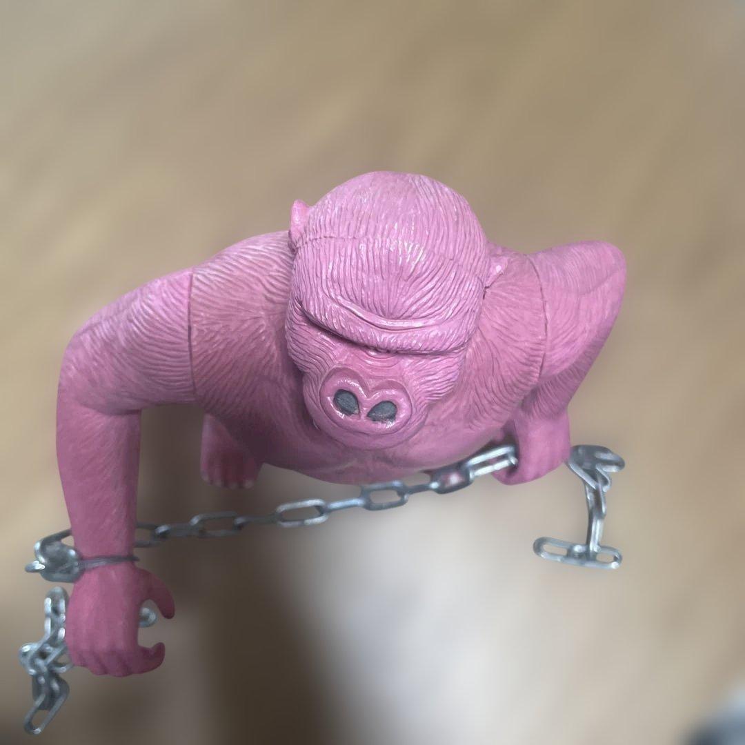 ピンクのゴリラ！フィギュア 鎖付き