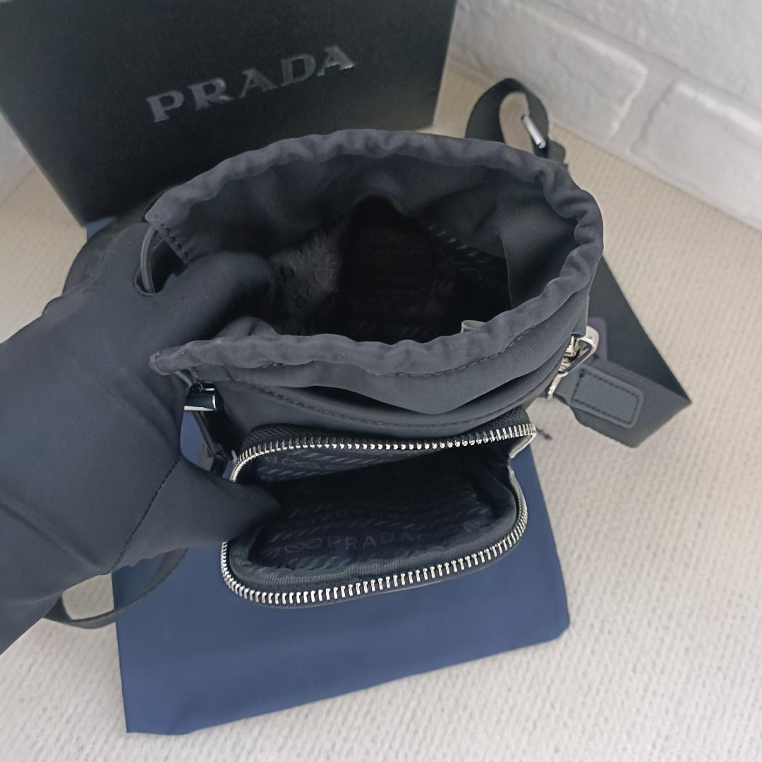 PRADA ノベルテスマートフォンケース スマホショルダーバッグ