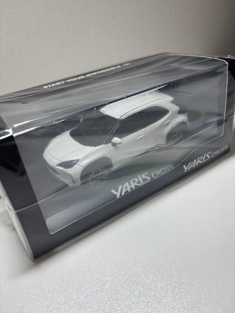 ⭐️ヤリスクロス⭐️ミニカー　 ホワイトパール　新品未開封　透明ケース入り