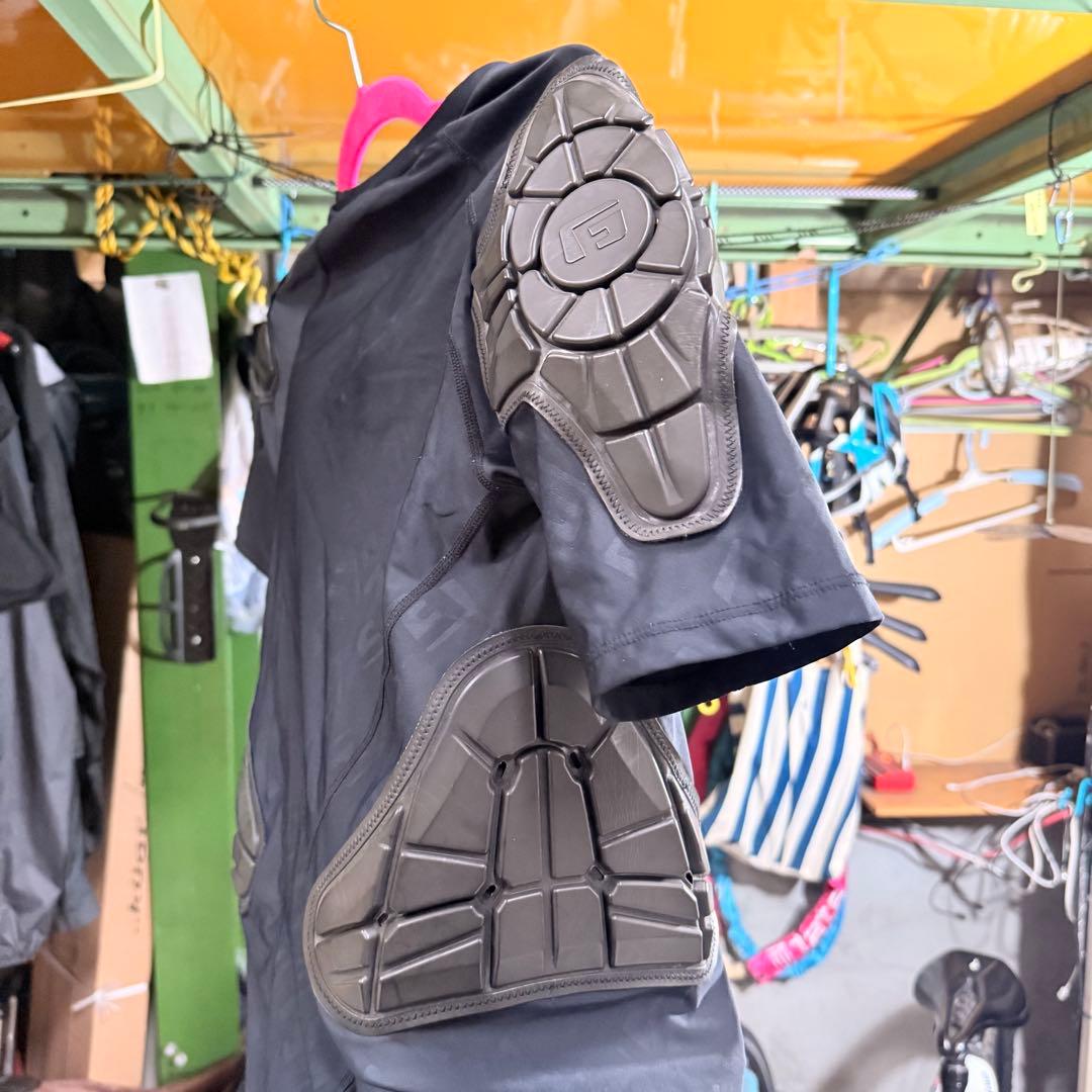 G-Form Pro-X パッド入りコンプレッションシャツ、ブラックロゴ、M大人