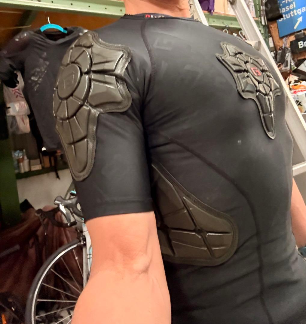 G-Form Pro-X パッド入りコンプレッションシャツ、ブラックロゴ、M大人