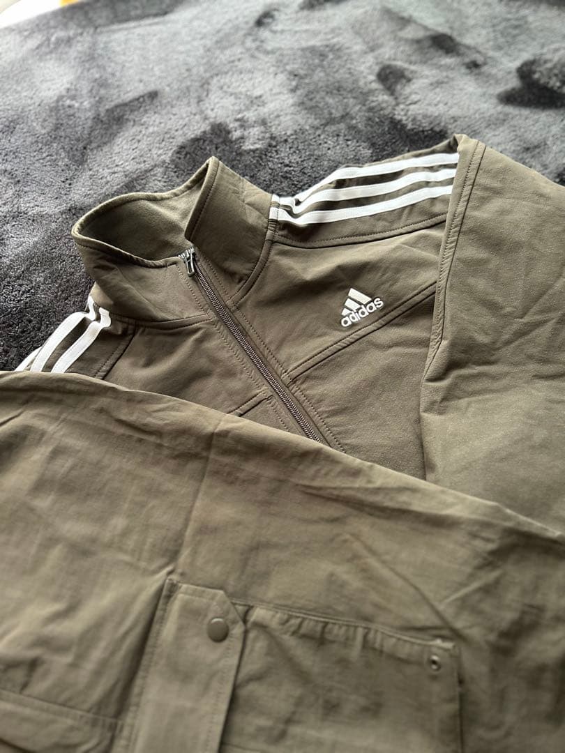 adidas ジャージ　メンズ　セットアップ